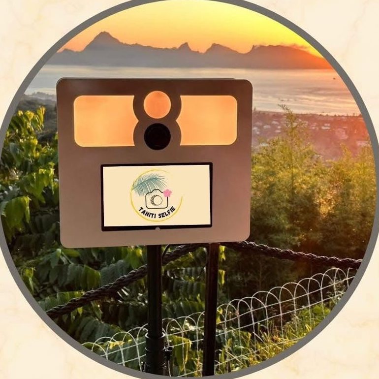Le photobooth Tahiti Selfie installé face au coucher de soleil sur Moorea